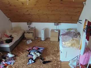 voyeurcam-julmodels-whitebed-3