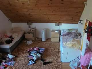 voyeurcam-julmodels-whitebed-3