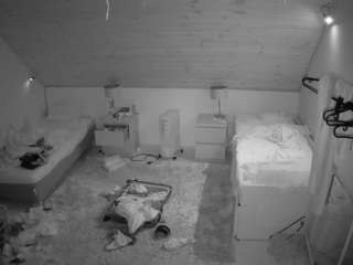 voyeurcam-julmodels-whitebed-3