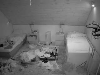 voyeurcam-julmodels-whitebed-3