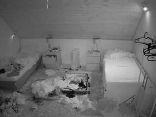 voyeurcam-julmodels-whitebed-3