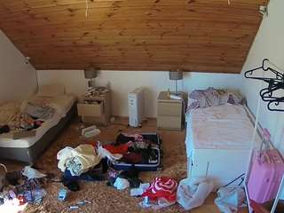 voyeurcam-julmodels-whitebed-3