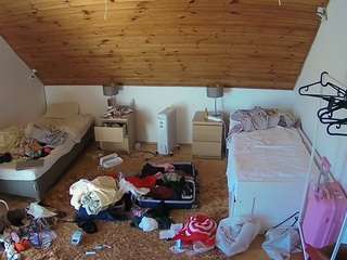 voyeurcam-julmodels-whitebed-3