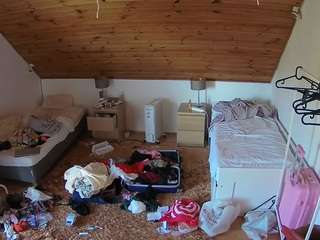 voyeurcam-julmodels-whitebed-3