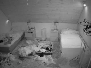 voyeurcam-julmodels-whitebed-3 webcam