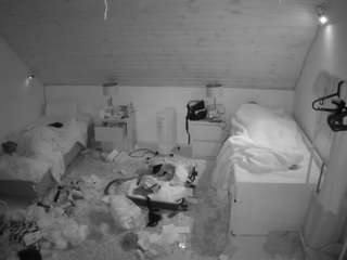 voyeurcam-julmodels-whitebed-3