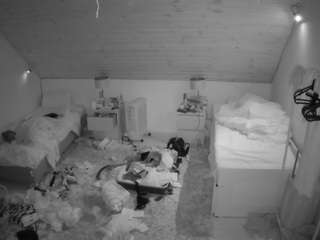voyeurcam-julmodels-whitebed-3