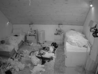 voyeurcam-julmodels-whitebed-3