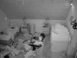 voyeurcam-julmodels-whitebed-3