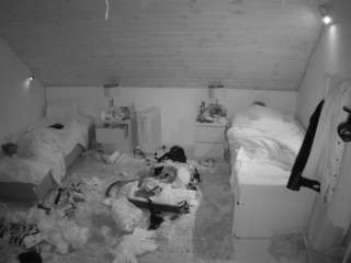 voyeurcam-julmodels-whitebed-3
