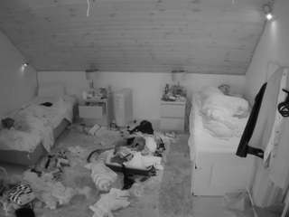voyeurcam-julmodels-whitebed-3