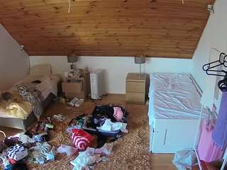 voyeurcam-julmodels-whitebed-3