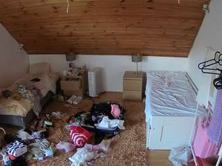 voyeurcam-julmodels-whitebed-3