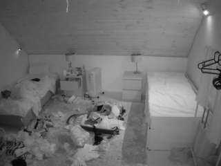 voyeurcam-julmodels-whitebed-3