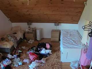 voyeurcam-julmodels-whitebed-3