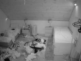 voyeurcam-julmodels-whitebed-3