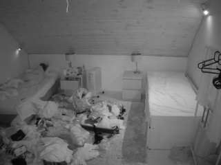 voyeurcam-julmodels-whitebed-3