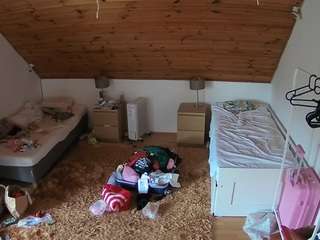 voyeurcam-julmodels-whitebed-3
