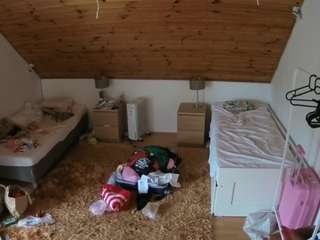 voyeurcam-julmodels-whitebed-3