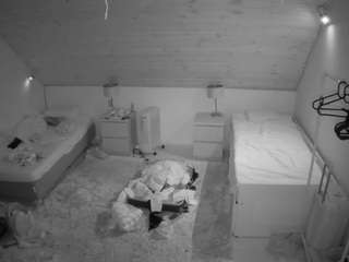 voyeurcam-julmodels-whitebed-3