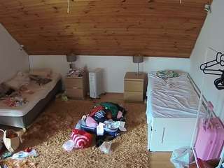 voyeurcam-julmodels-whitebed-3
