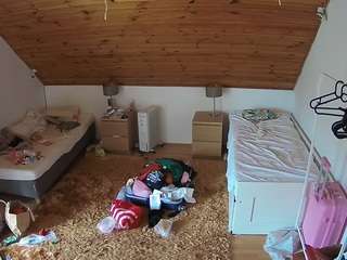 voyeurcam-julmodels-whitebed-3