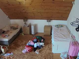 voyeurcam-julmodels-whitebed-3