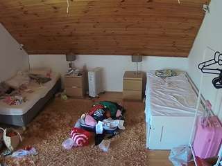 voyeurcam-julmodels-whitebed-3