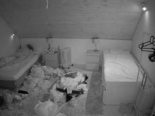 voyeurcam-julmodels-whitebed-3 webcam