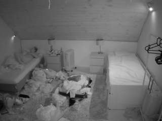 voyeurcam-julmodels-whitebed-3 webcam