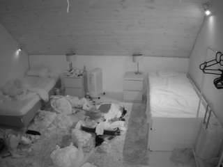 voyeurcam-julmodels-whitebed-3 webcam