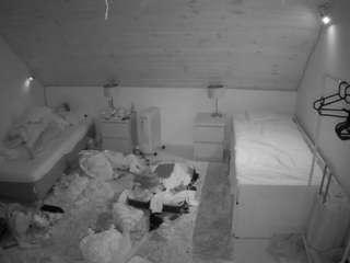 voyeurcam-julmodels-whitebed-3 webcam