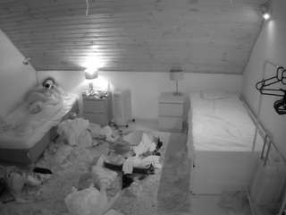 voyeurcam-julmodels-whitebed-3 webcam