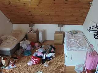 voyeurcam-julmodels-whitebed-3 webcam