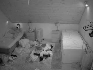 voyeurcam-julmodels-whitebed-3 webcam