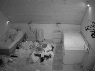 voyeurcam-julmodels-whitebed-3 webcam