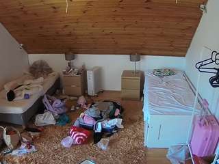 voyeurcam-julmodels-whitebed-3 webcam
