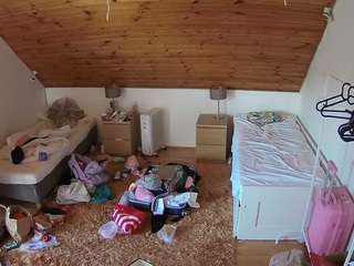 voyeurcam-julmodels-whitebed-3