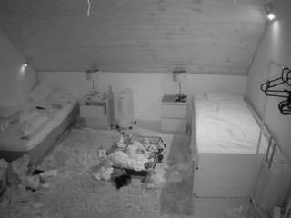 voyeurcam-julmodels-whitebed-3