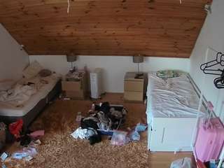 voyeurcam-julmodels-whitebed-3