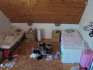 voyeurcam-julmodels-whitebed-3