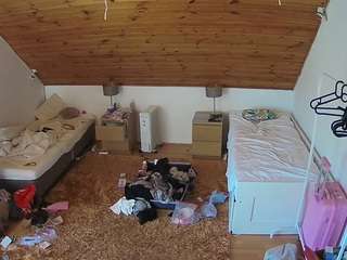 voyeurcam-julmodels-whitebed-3 webcam