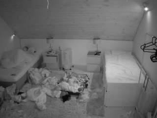 voyeurcam-julmodels-whitebed-3