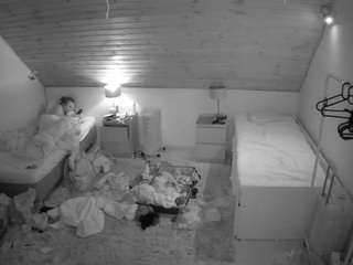 voyeurcam-julmodels-whitebed-3