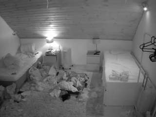 Questo modello è in diretta ora. voyeurcam-julmodels-whitebed-3
