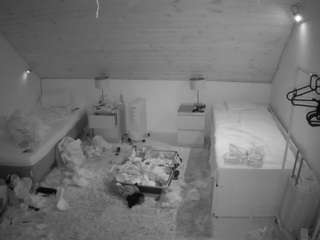 Dit model is nu live. voyeurcam-julmodels-whitebed-3
