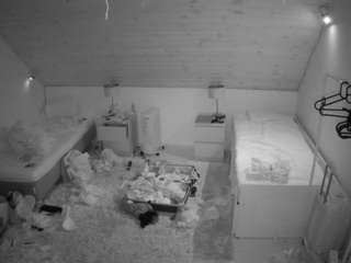 Questo modello è in diretta ora. voyeurcam-julmodels-whitebed-3