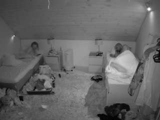 このモデルは現在ライブ中です。 voyeurcam-julmodels-whitebed-3