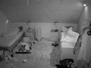 Ten model jest teraz na żywo. voyeurcam-julmodels-whitebed-3