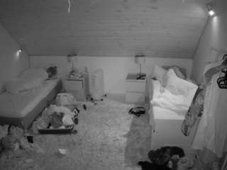 Ce modèle est en direct maintenant. voyeurcam-julmodels-whitebed-3